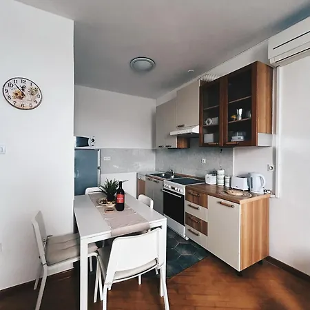 Lejla Apartament *